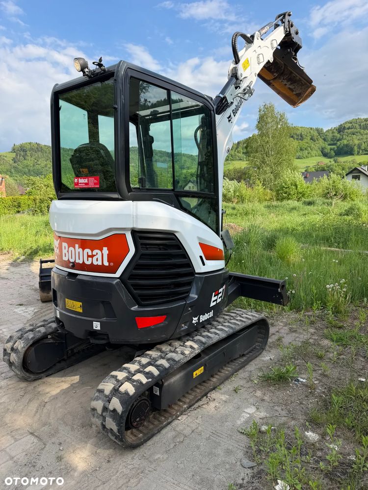 Bobcat E27z. Koparka Gąsienicowa 2,7 tony. 2024 rok. 870 mtg. Maszyna nie różni się od nowej z salonu!! Skarpówka Hydrauliczna! Pochodzi ze szkółki roślinnej z Norwegii. Zero luzów. pracowała przy krzewach!! Aktualna DEKRA dokumentacja. Silnik Yanmar! Linie Hydr. Dodatkowe. Szybkozłącze Hydr. Szybka wolna jazda. Wersja Norweska. Długie ramię. OKAZJA. Zero wycieków. Sztywna maszyna! - 11
