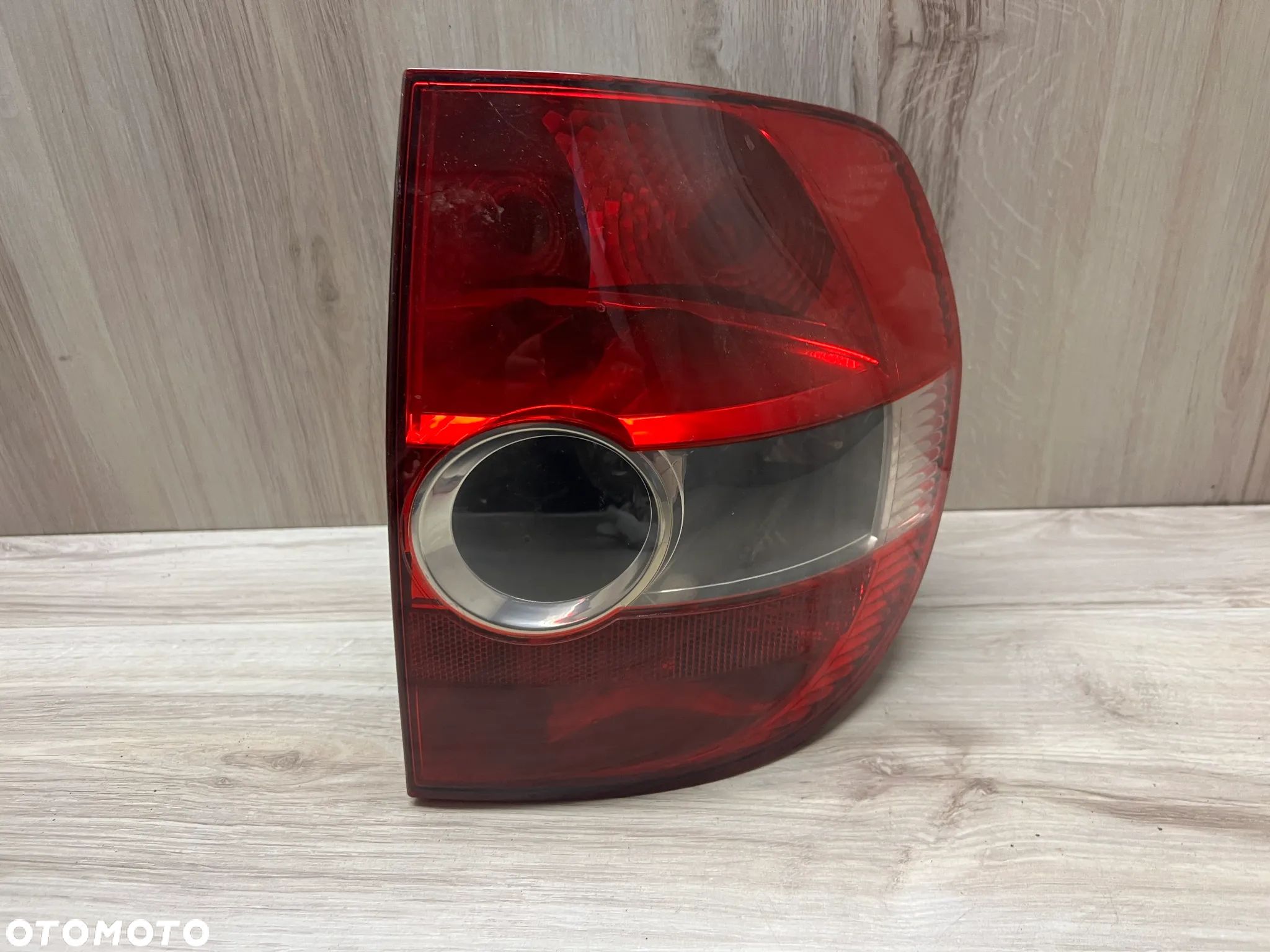 LAMPA TYLNA PRAWA VW FOX - 1