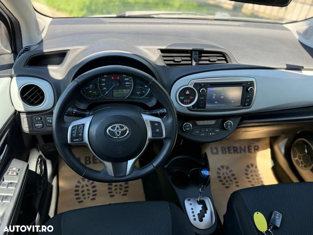 Toyota Yaris 1.5 VVT-i HSD Sol - 18