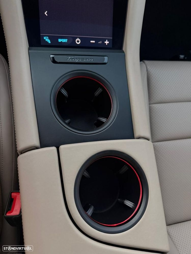 Porsche Taycan 4S - 38