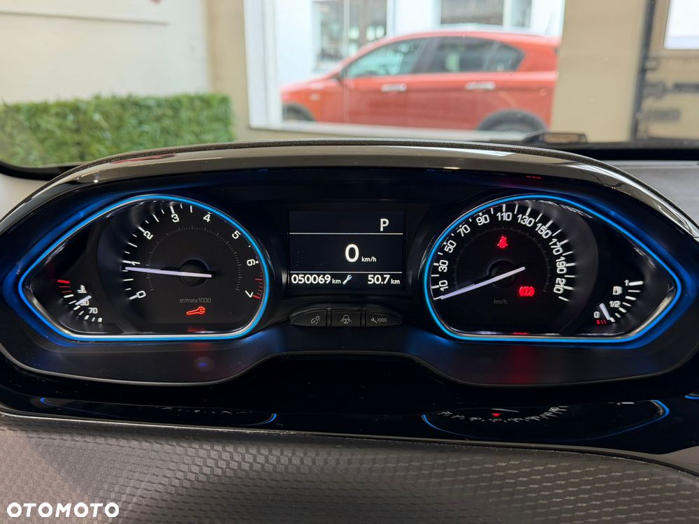 Peugeot 2008 1.2 Pure Tech GPF Allure S&S EAT6 - 17