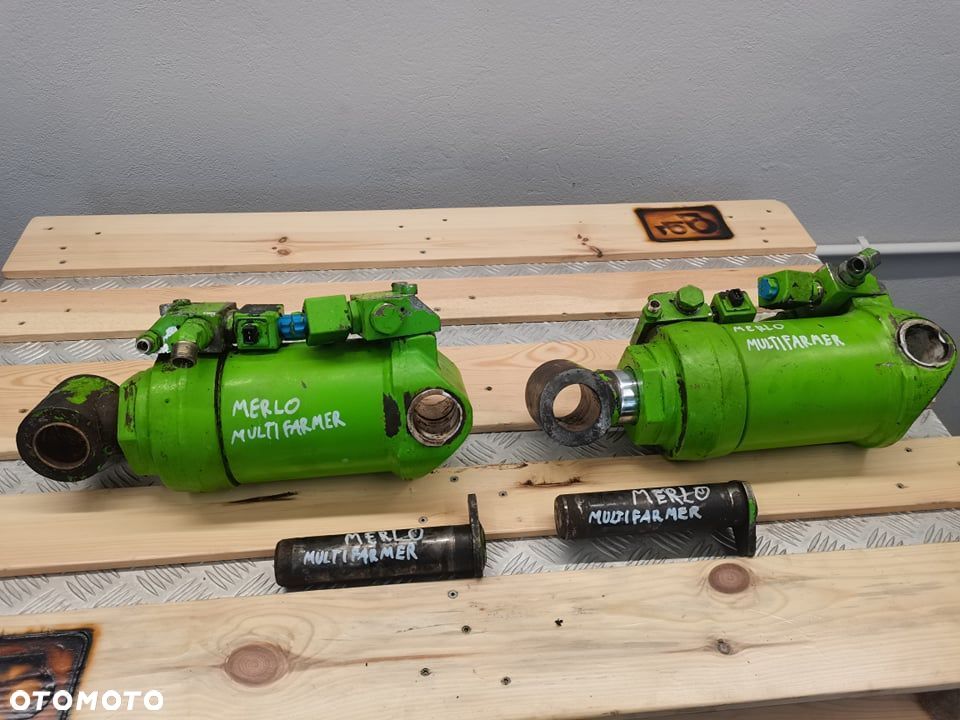 Cylinder hydrauliczny poziomowania osi Merlo ....  Multifarmer - 2
