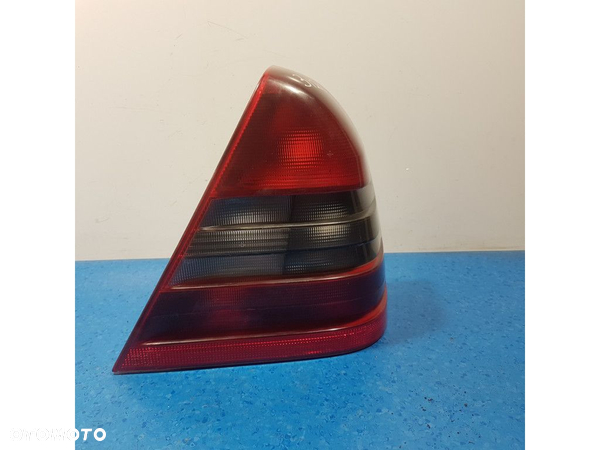 MERCEDES-BENZ I LAMPA TYŁ PRAWA ZEWNĘTRZNA