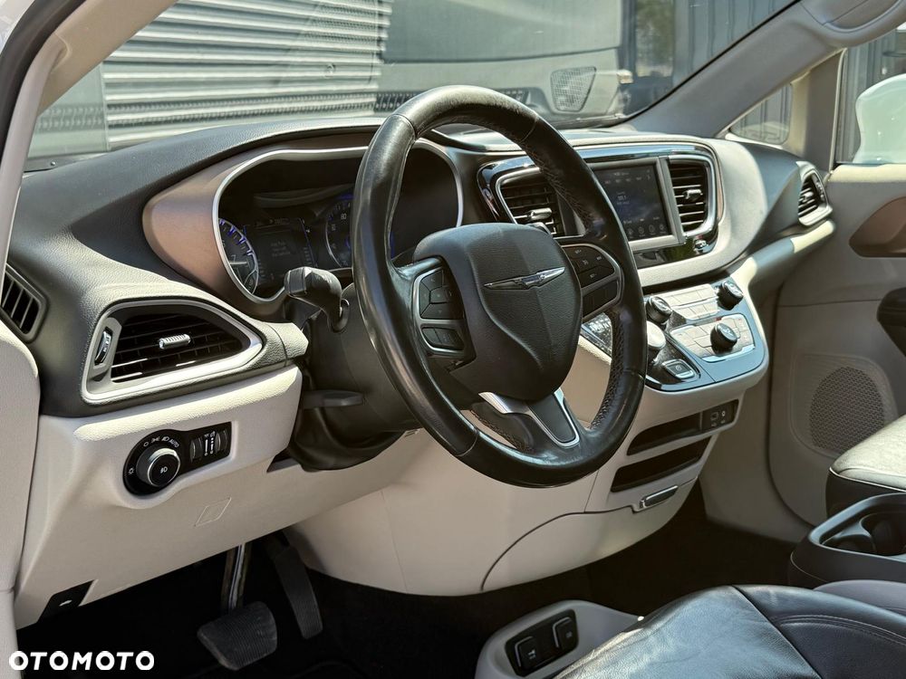 Chrysler Pacifica - 33