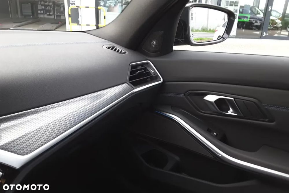 BMW Seria 3 318i M Sport - 19