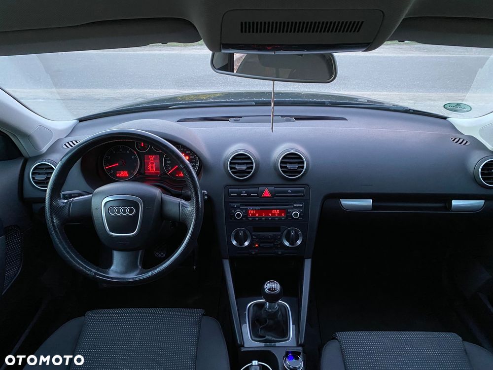 Audi A3 Sportback 1.6 FSI Attraction - 8