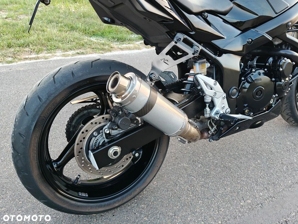 Suzuki GSR - 17