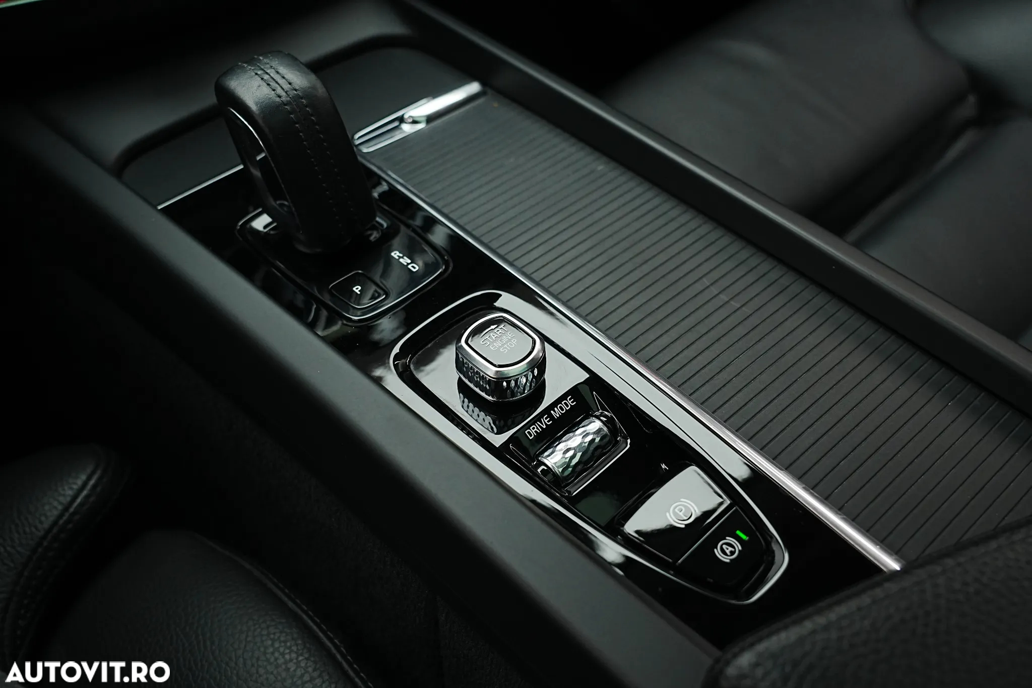 Volvo XC 60 T8 Twin Engine AWD Geartronic Momentum - 37