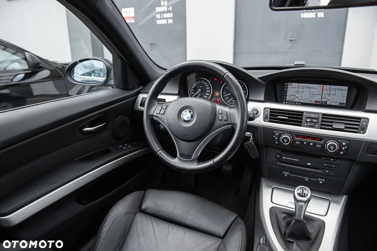 BMW Seria 3 325xi Touring - 25