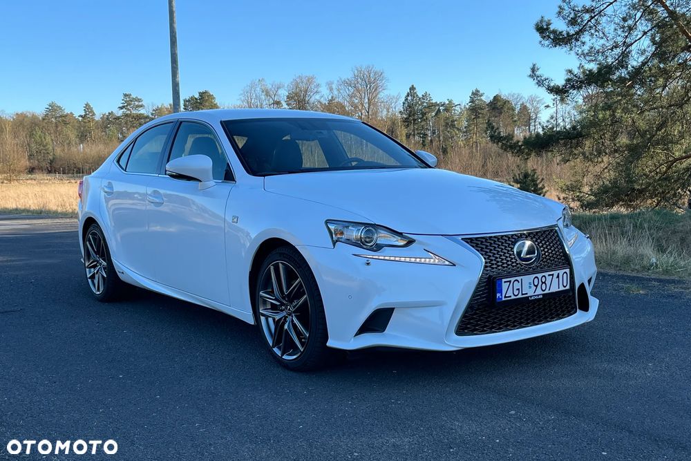 Lexus IS 300h F Sport - 34
