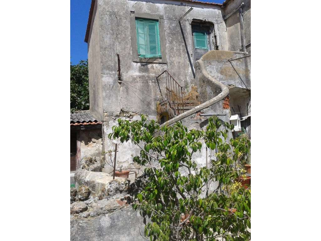 Edificio com terreno para recuperar no centro de Carcavelos - Grande imagem: 2/7