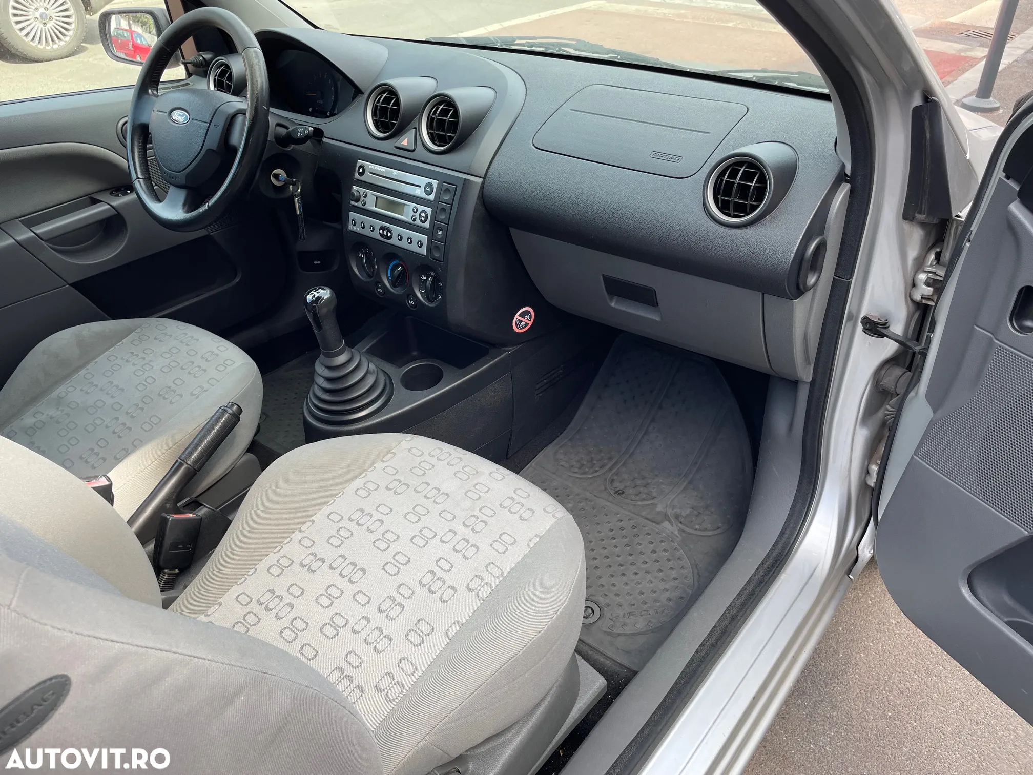 Ford Fiesta 1.3i - 10