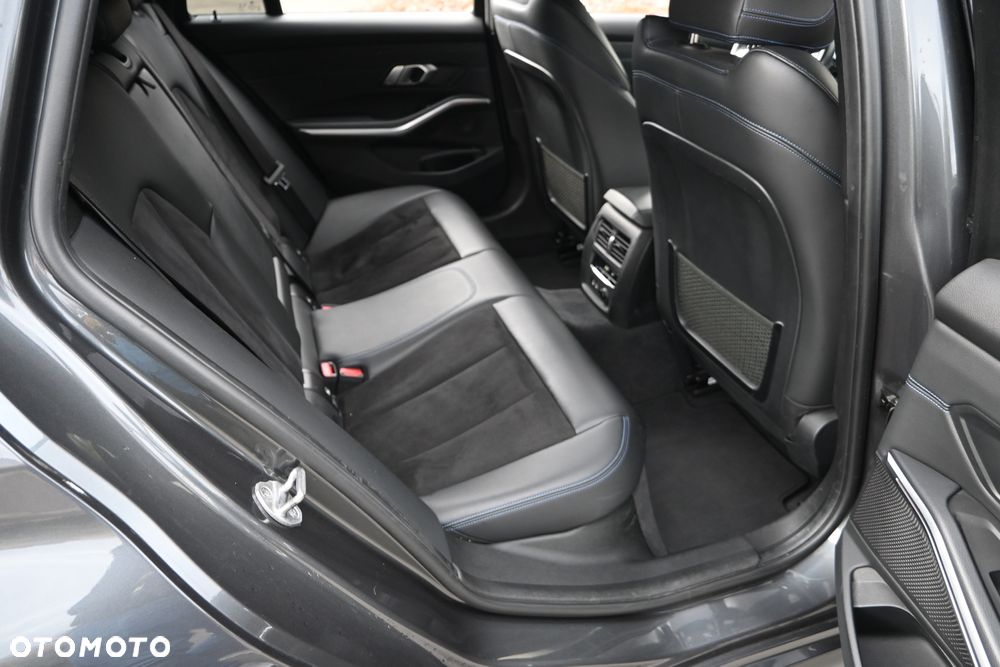 BMW Seria 3 320d Edition M Sport Shadow - 26