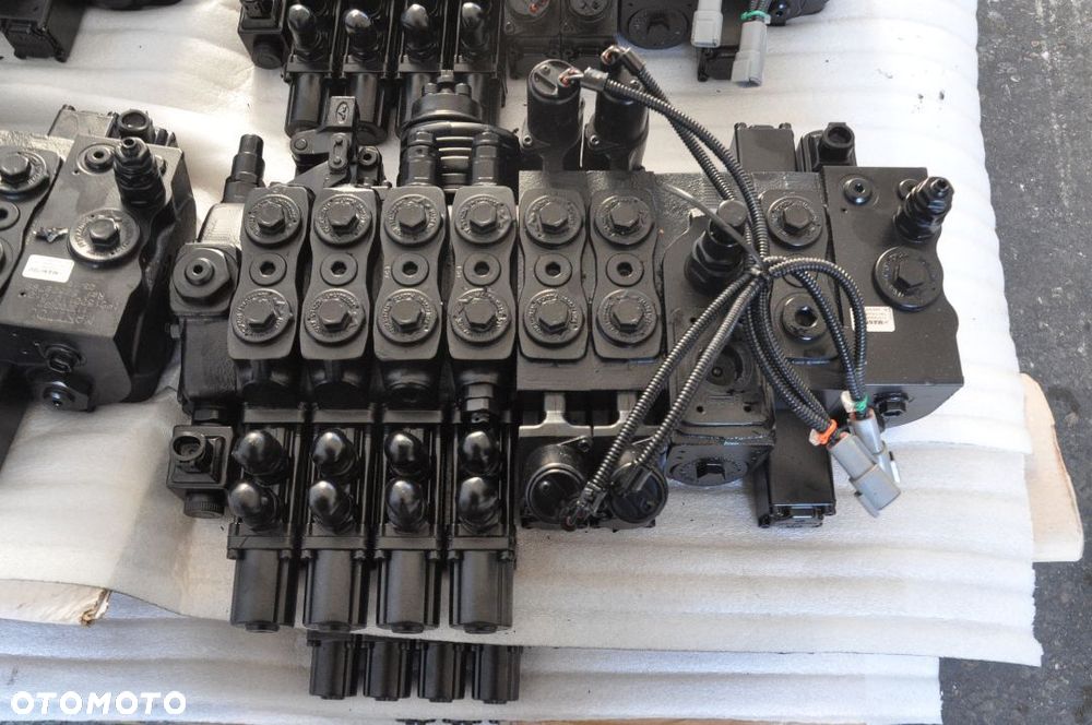 ROZDZIELACZ HYDRAULICZNY WALVOIL MANITOU MT1440 MT1840 NOWY !!! 113700082 - 2