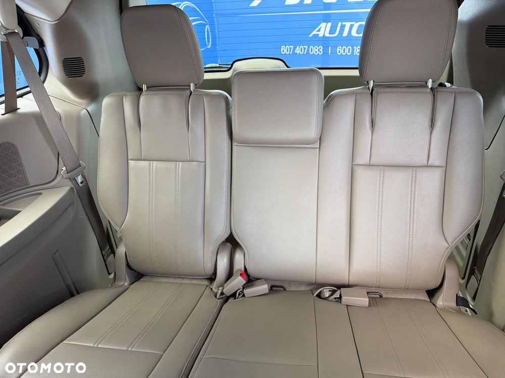 Chrysler Town & Country 3.6 Limited - 13