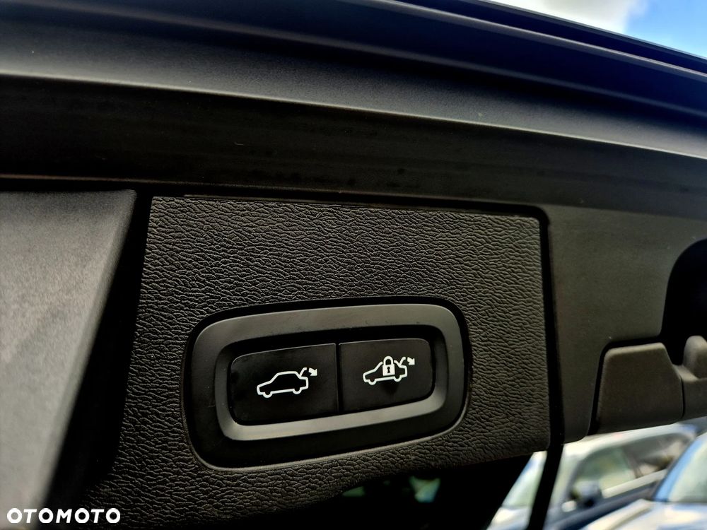 Volvo XC 60 B4 D AWD Plus Dark - 29