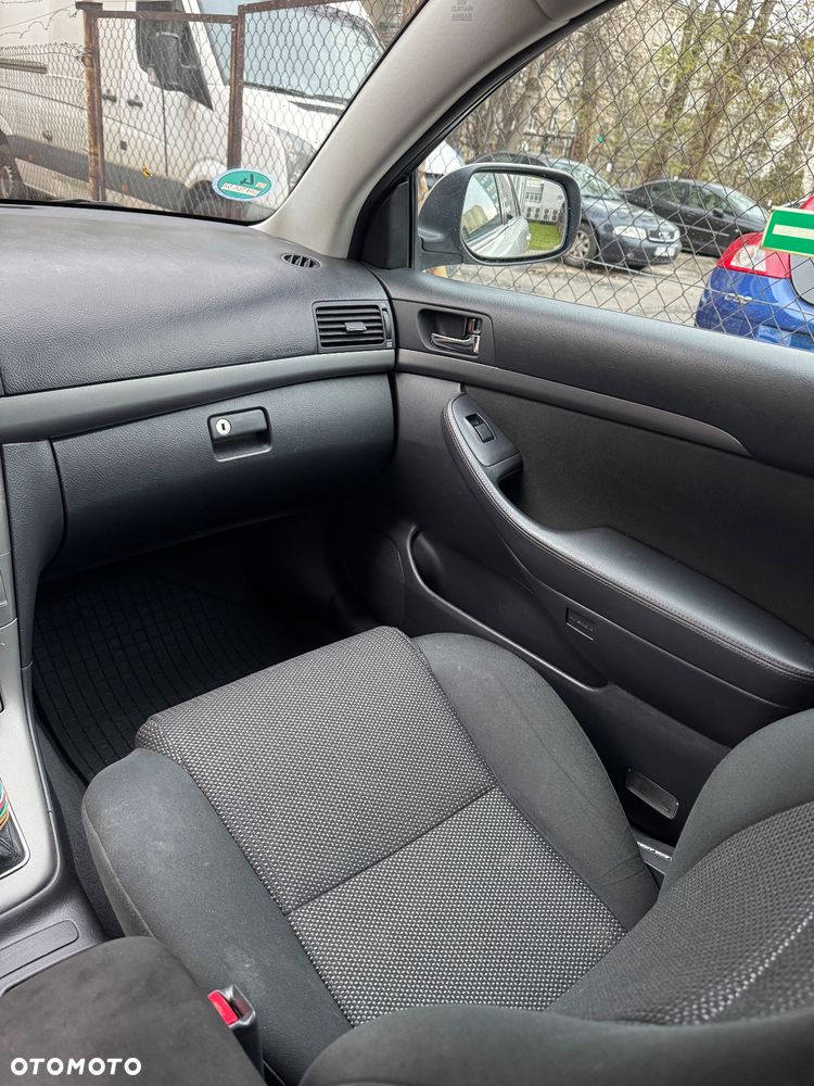 Toyota Avensis - 16