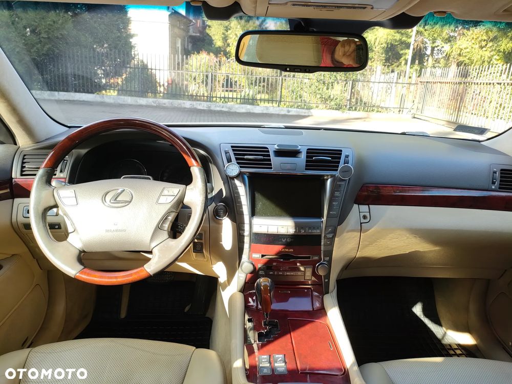 Lexus LS - 12