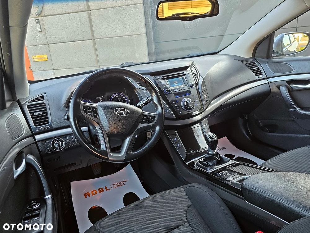 Hyundai i40 Kombi blue 1.6 Family+ - 16