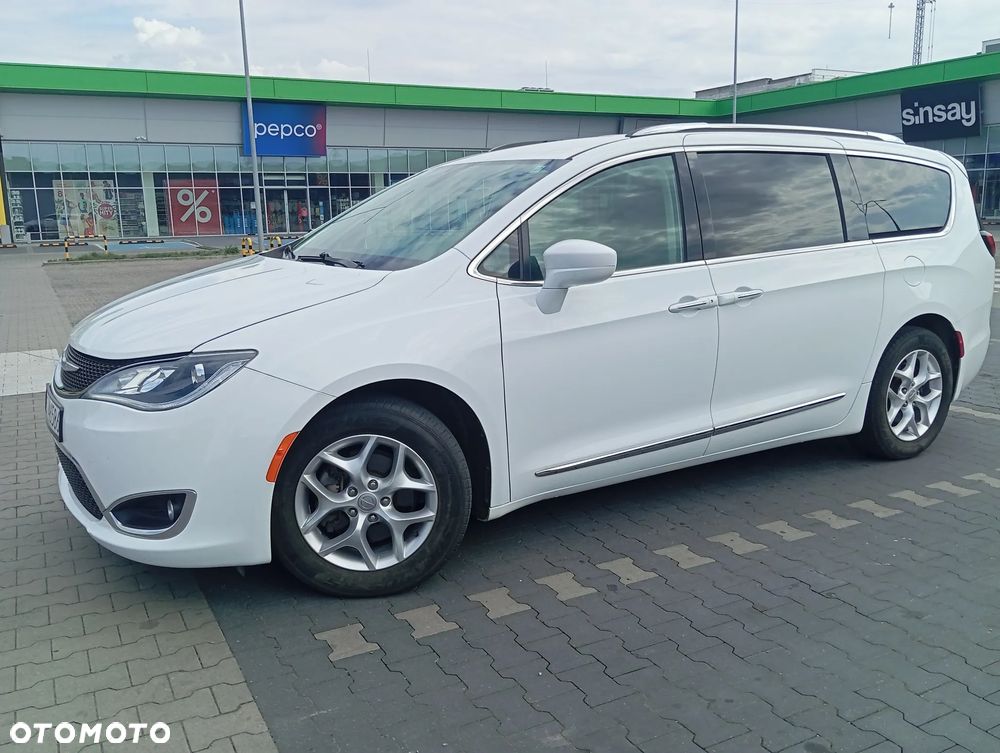 Chrysler Pacifica - 4