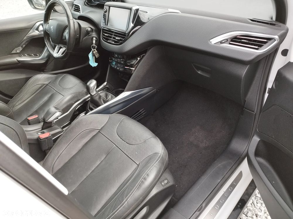 Peugeot 2008 1.6 BlueHDi Allure S&S - 19