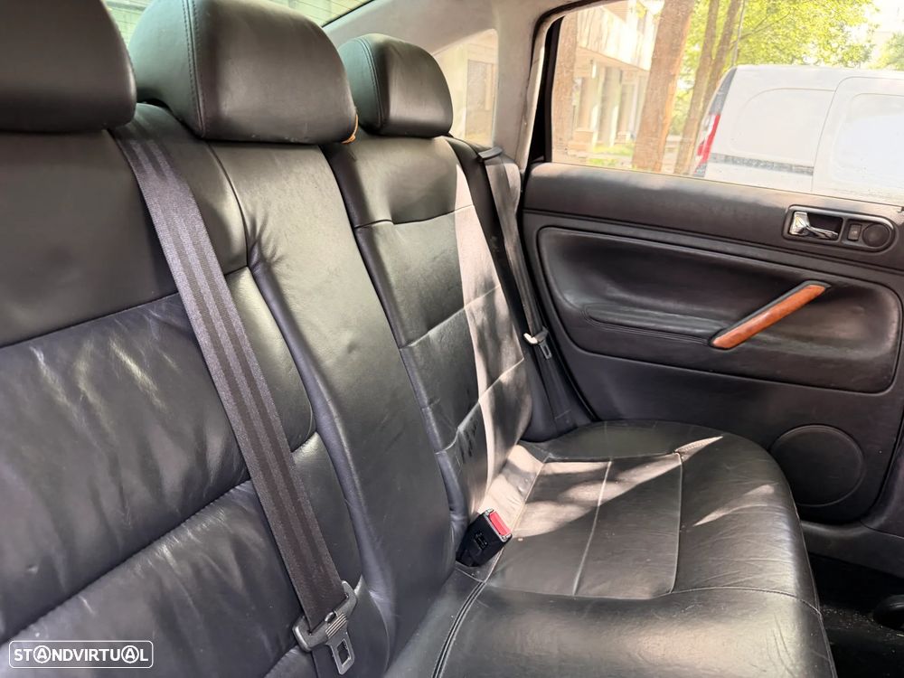 VW Passat 1.9 TDi Confl. Top Aut. - 12