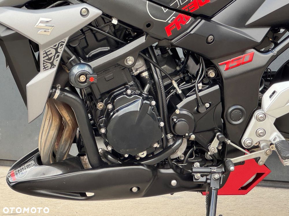 Suzuki GSR - 34