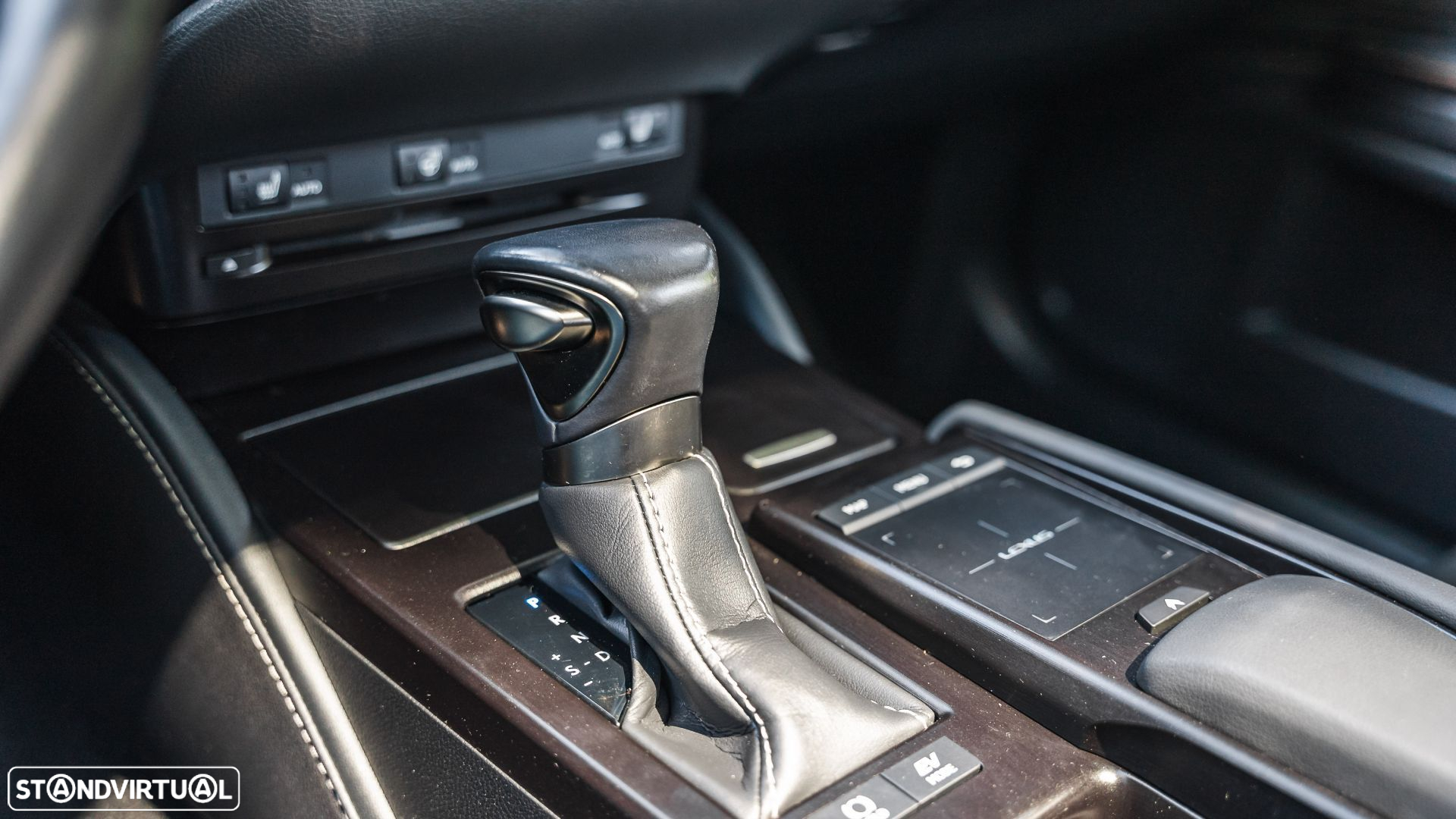 Lexus ES 300h Special Edition - 25