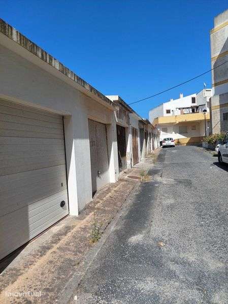 Aluguer garagem a poucos metros praia Santa Cruz. direta  para rua - Grande imagem: 2/2