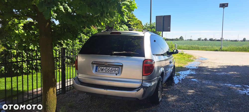Chrysler Town & Country - 2