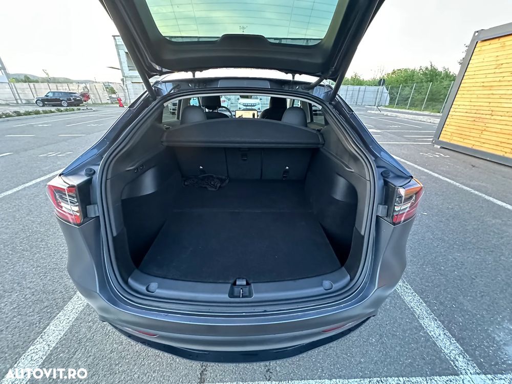 Tesla Model Y - 10