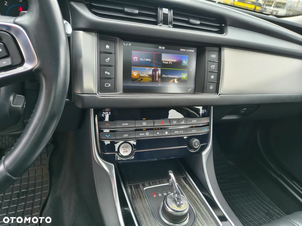 Jaguar XF 25d AWD Portfolio - 14