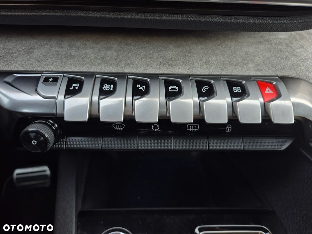 Peugeot 3008 1.6 PureTech HYbrid GT Line S&S EAT8 - 13