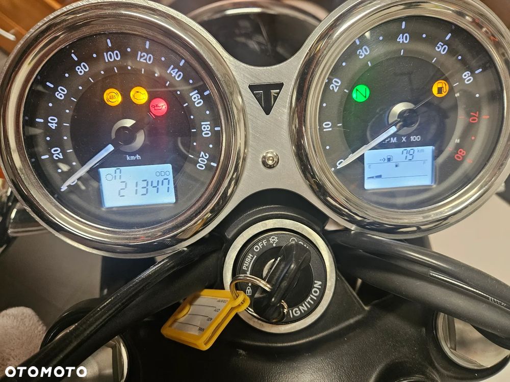 Triumph Bonneville - 4