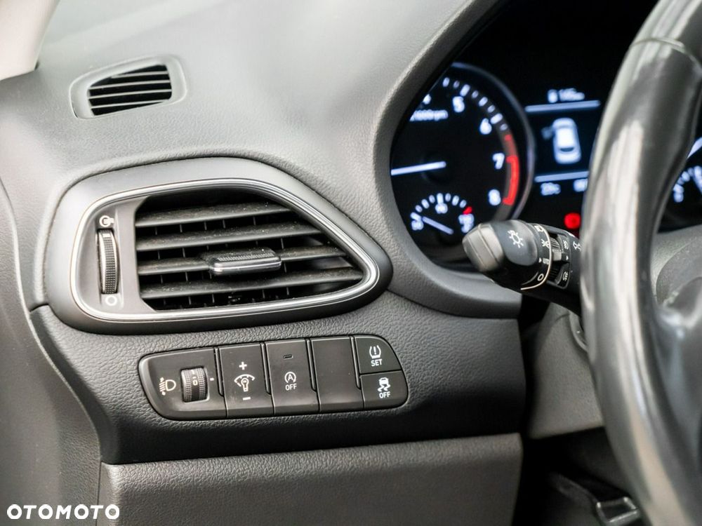 Hyundai i30 1.5 DPI Classic + - 23