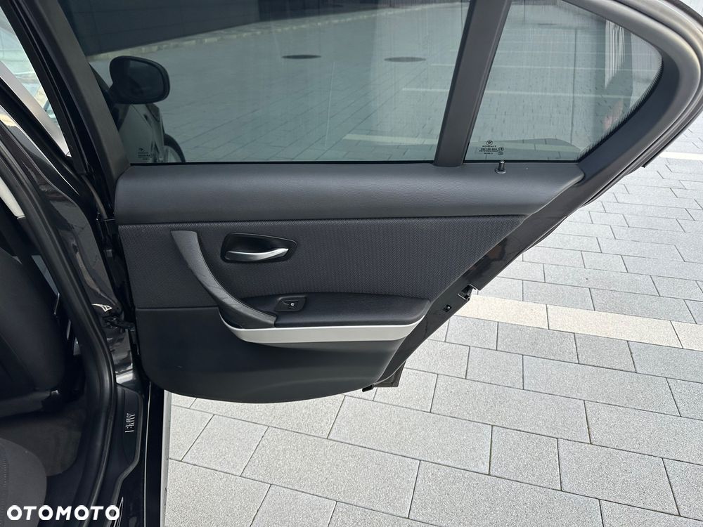 BMW Seria 3 318d DPF Edition Sport - 17
