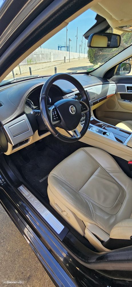 Jaguar XF 2.2 D Premium Luxury - 8
