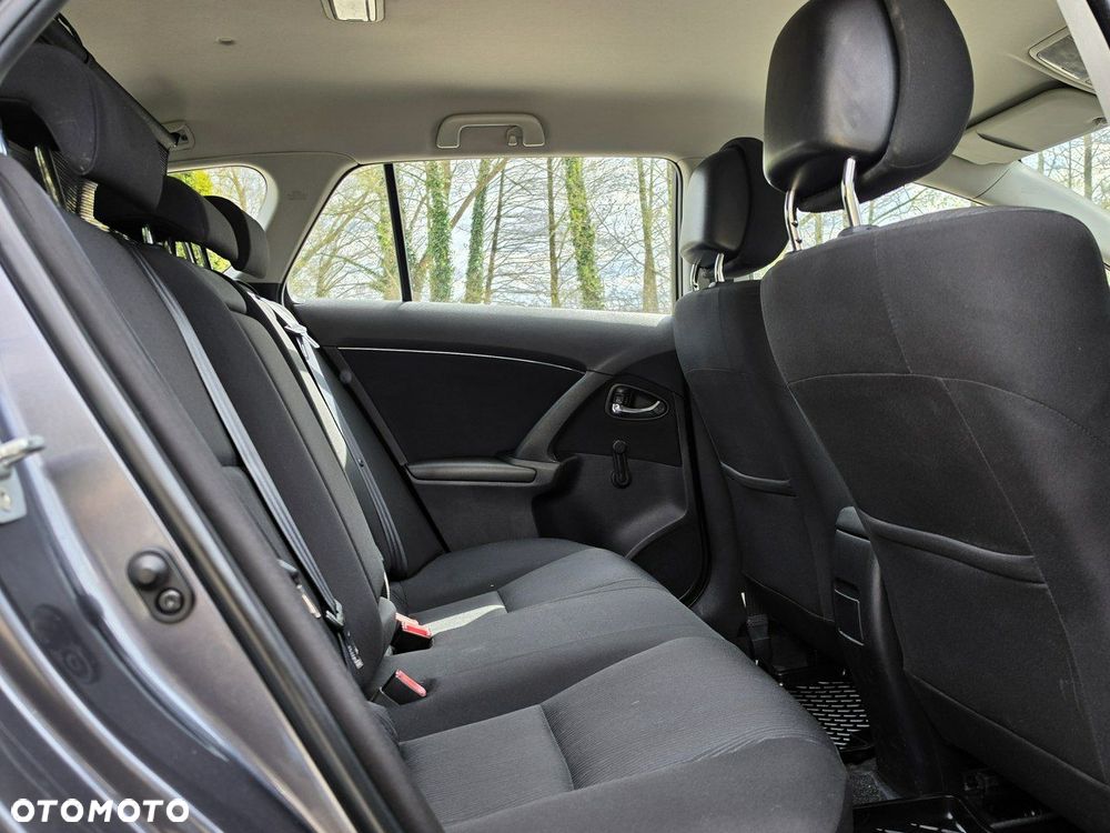 Toyota Avensis - 8