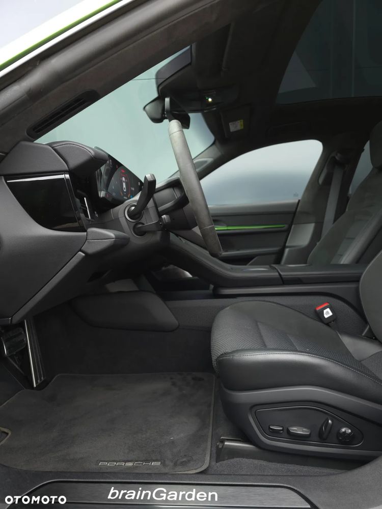 Porsche Taycan Turbo - 11