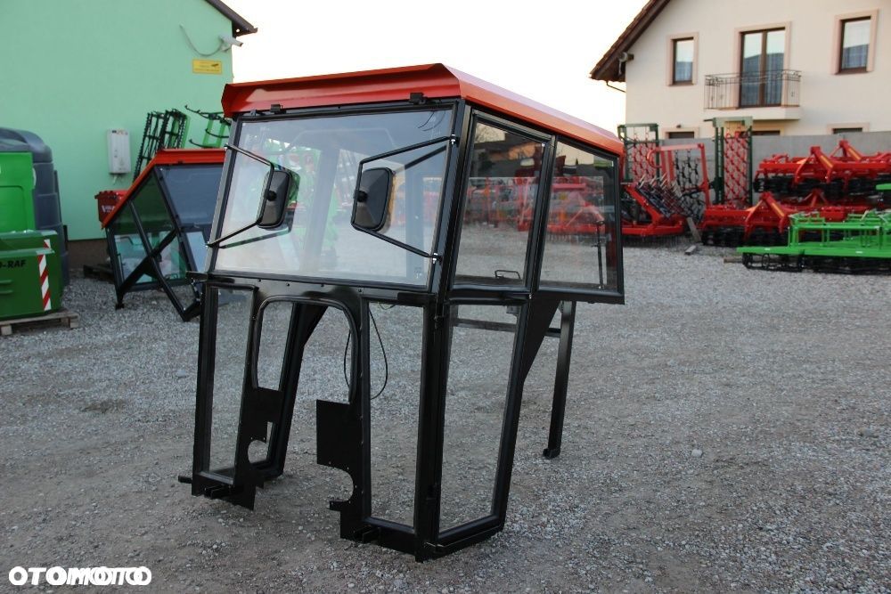 Kabina ciągnikowa do ciągnika MF 235 255 bez błotników CE - 1