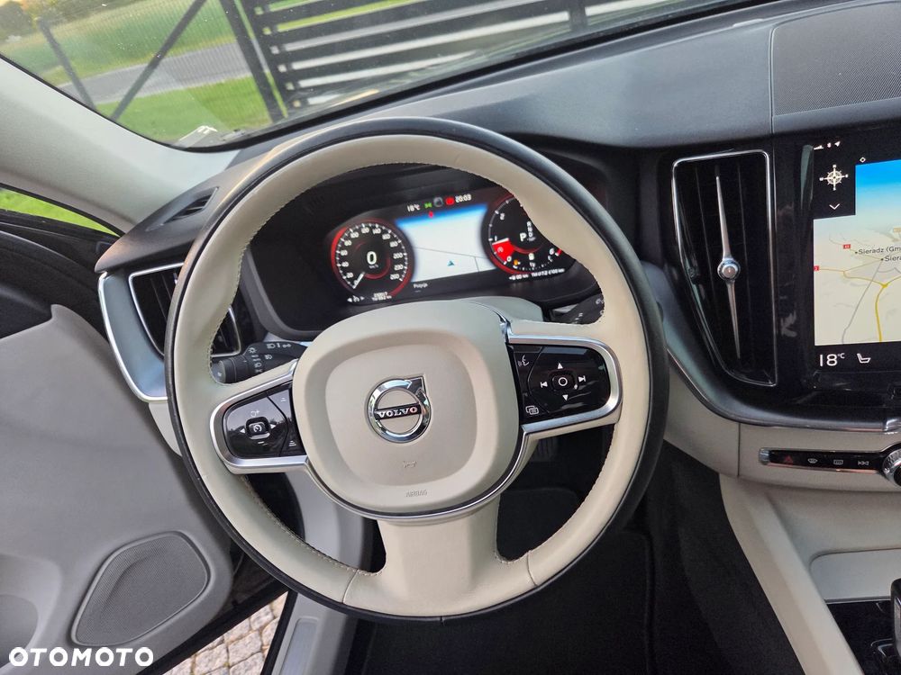 Volvo XC 60 B4 D AWD Momentum Pro - 24