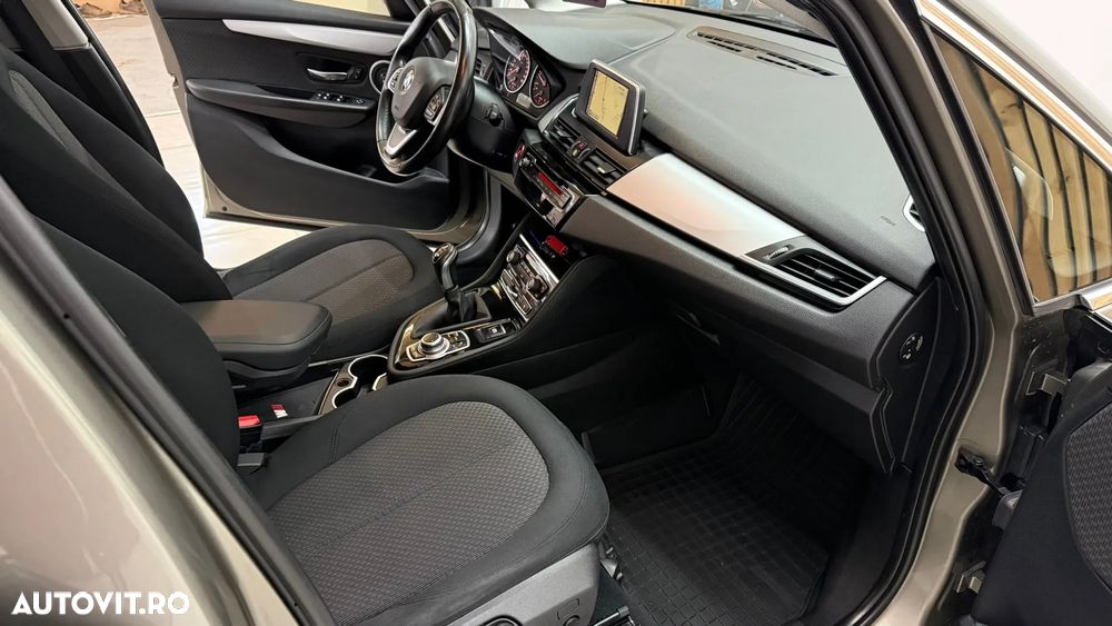 BMW Seria 2 218d - 8
