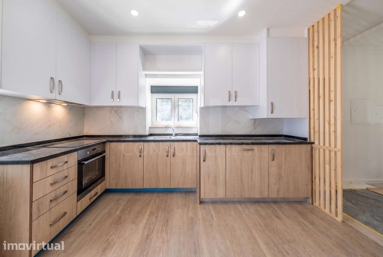 Moradia T2+1 totalmente remodelada com garagem e sótão em Alfeizerão - Grande imagem: 3/31