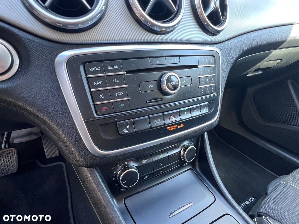 Mercedes-Benz GLA 200 7G-DCT StreetStyle - 37