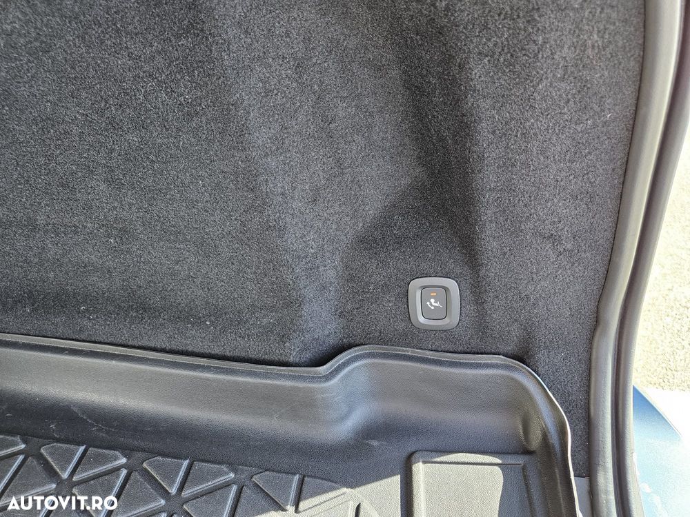 Volvo XC 60 B4 MHEV AWD Momentum Pro - 16