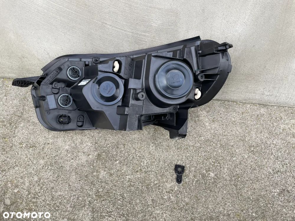 LAMPA PRZEDNIA PRAWA TOYOTA PROACE  2016-- NOWA VARROC - 2