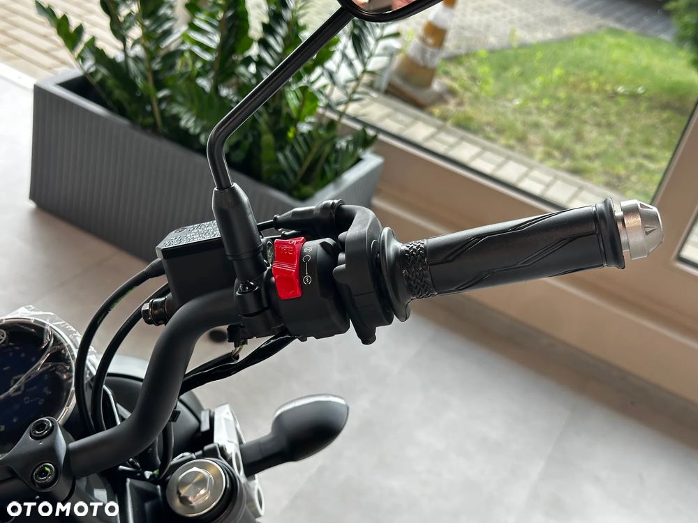 Yamaha XSR - 8