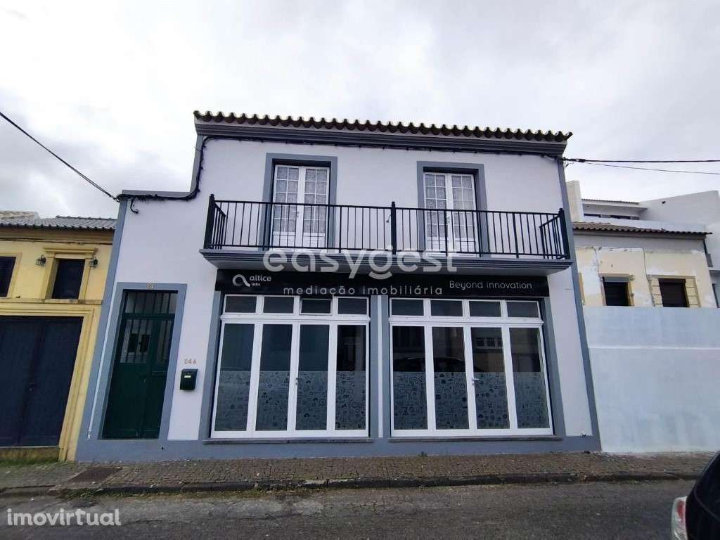 Prédio constituído por Duas lojas e três Apartamentos Praia da Vitória - Grande imagem: 5/40