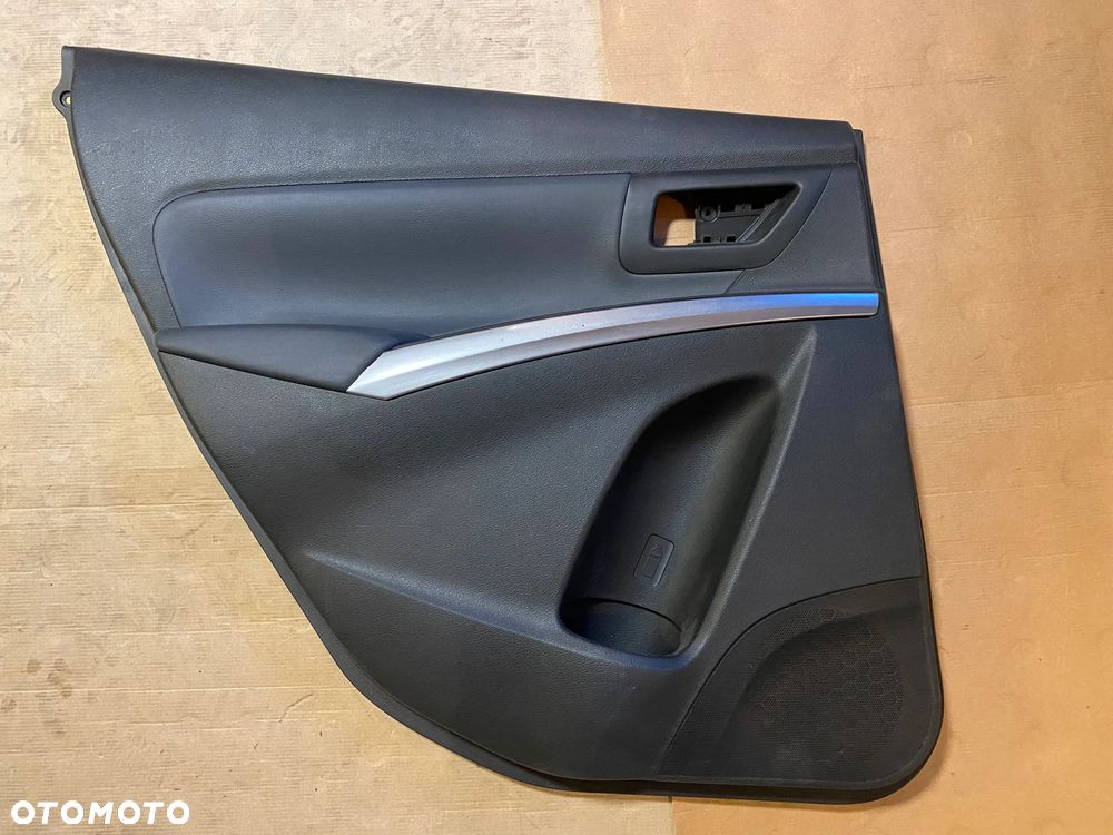 Boczek drzwi Suzuki SX4 S-Cross 22r lewy tył OE - 1