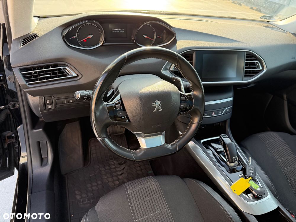 Peugeot 308 SW 1.2 PureTech GPF Allure S&S EAT8 - 17